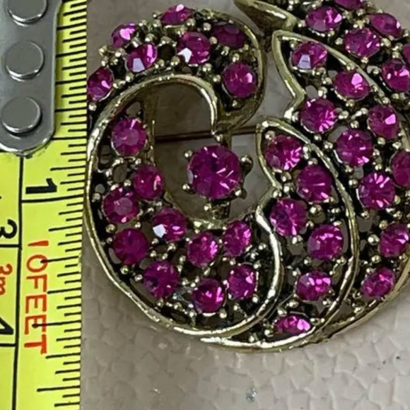 Vintage Elegant Pink Rhinestone Crystal Gold Brooch - Picture 8 of 10